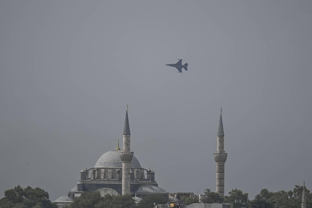 SOLOTÜRK İstanbul semalarında. Kule: “Muhteşemsiniz. Sizleri seviyoruz” 17